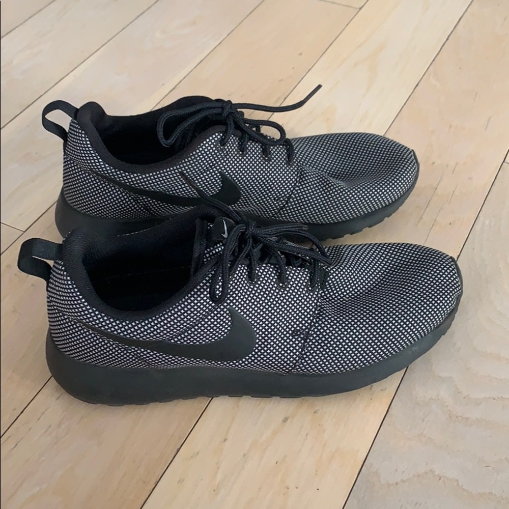 Nike Roshes black and white size 8